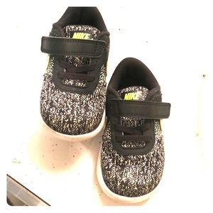 Toddler boys shoe size 7c. NIKE Flex Contact.